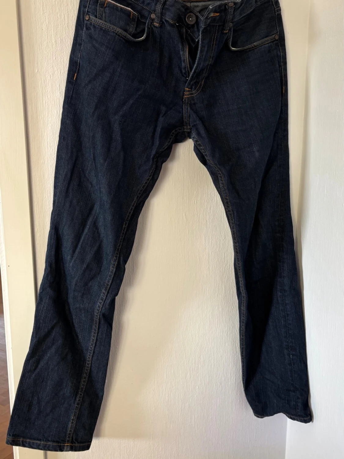 Mörkblå raka jeans