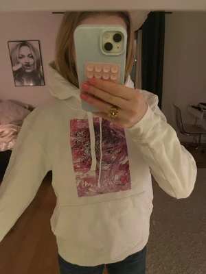 The cool elephant hoodie - Säljer den hoodie från the cool elephant pågrund av att den inte används längre, bra skick och inga defekter utom att den är lite nopprig💞