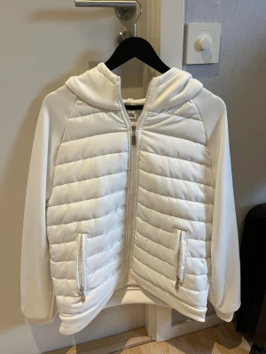 Vit cardiganjacka  - Jag säljer nu en stilren vit cardiganjacka.🤍 Jackan har en dragkedja framtill, två fickor och mjuka ärmar i sweatshirtmaterial. Perfekt plagg nu till våren.💛Inköpspris: 1299 kr Mitt pris: 399 kr ✅Bara hör av dig vid frågor och funderingar.😁