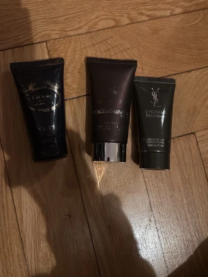 Duschgel set från Versace, Dolce & Gabbana, YSL - Ysl shower gel: använd 1 gång . D&G 70% kvar. Versace 10% kvar