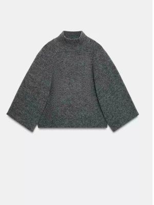 Grå stickad tröja med vida ärmar - Mysig grå stickad tröja med hög hals och vida, raka ärmar. Tröjan har en boxig passform och är tillverkad i ett mjukt, melerat garn som ger en avslappnad look. Perfekt för lager-på-lager under kyliga dagar. Från Zara, använd en gång så sprillans ny.