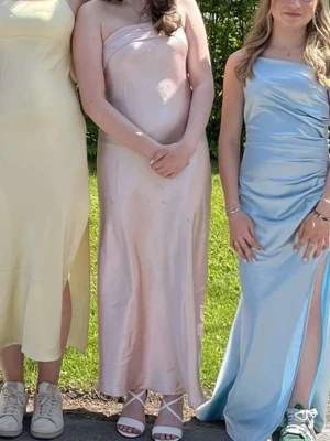 Balklänning  - Snygg axelbandslös långklänning i champagnefärgad/ljusrosa satin. Bara använd 1 gång innan. Fråga gärna om bilder💕