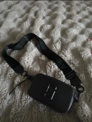 Zara väska  - Säljer min fina väska, den är i bra skick förutom att den är lite sönder som man ser på sista bilderna. 