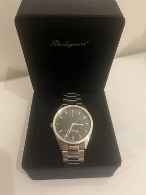 Silverklocka  - Perfekt accessoar för dig som gillar en clean look.