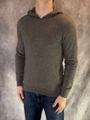 Massimo Dutti Kashmir Hoodie - Stl S - RIKTIGT FET HOODIE MED KASHMIR OCH ULL BLANDNING FRÅN MASSIMO DUTTI! Mycket bra skick: 9/10, utan defekter! | Stl: M PASSAR BÄTTRE S, Modellen är 175cm och väger ca 77kg | Hör av dig vid frågor // Galgen 🫡