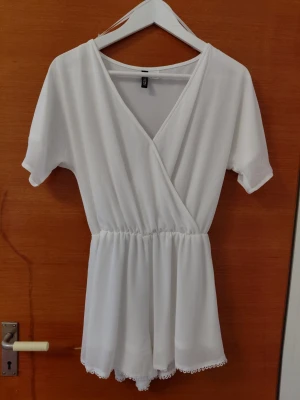 Jumpsuit - Vit jumpsuit som jag aldrig har använt, endast provat i butik 1 gång. Det är strl 34 men kan även passa om man har strl 36 