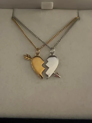 Maria Nilsdotter ”You and Me” Necklace inspired - Aldrig använda, 18K guldpläterad och silver pläterad och tillverkade i rostfritt stål. Kedjornas längd är 40+5 cm och nickelfria. Om du har fler frågor, tveka inte att höra av dig 🤗