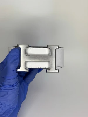 H bälte vit  - Nya bälten i olika märken, modeller och färger. Skickas välpackade med hålverktyg. Alla ordrar postas inom 24h. Instabox rekommenderas, PostNord går också bra.