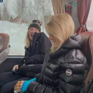 Svart pufferjacka från Colmar - Säljer en svart pufferjacka från Colmar med glansig finish och quiltad design. Jackan har huva, dragkedja framtill och Colmar-logga på ärmen. Mycket trendig och snygg passar till mycket. Säljer då den är för kort på mig som är 175, skriv för fler bilder eller frågor💕