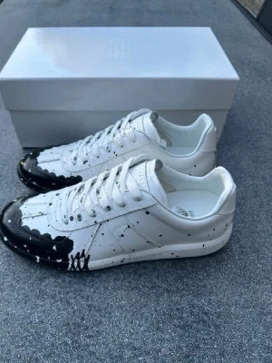 Maison margiela gats - Säljer dessa feta maison margiela gats, andvänd 1 gång bara, sjukt fräscha skor nu när sommarn börjar rulla in, box o dustbag tillkommrt såklart!!! Min minsta frågan så är de bara att höra av sig 😇❤️