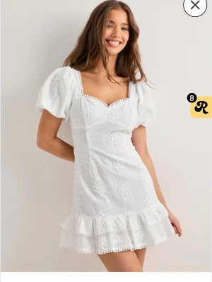 Vit kort klänning med volang - Söt vit klänning perfekt till studenten, tyvärr var den lite för kort för mig, är 178cm lång! Helt ny med prislapp, skriv för fler bilder💕