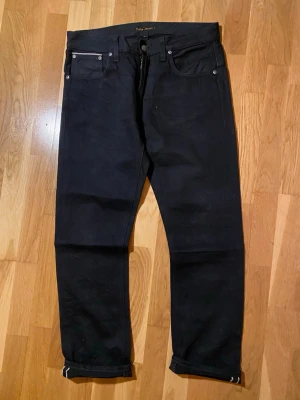 Nudie Tape Ted selvage - Selvage nudies i tape ted modellen. Väldigt bra skick med inga deefekter och de är i storleken 32x30. Ifall ni önskar fler bilder, mått eller någon annan fråga så skriv!