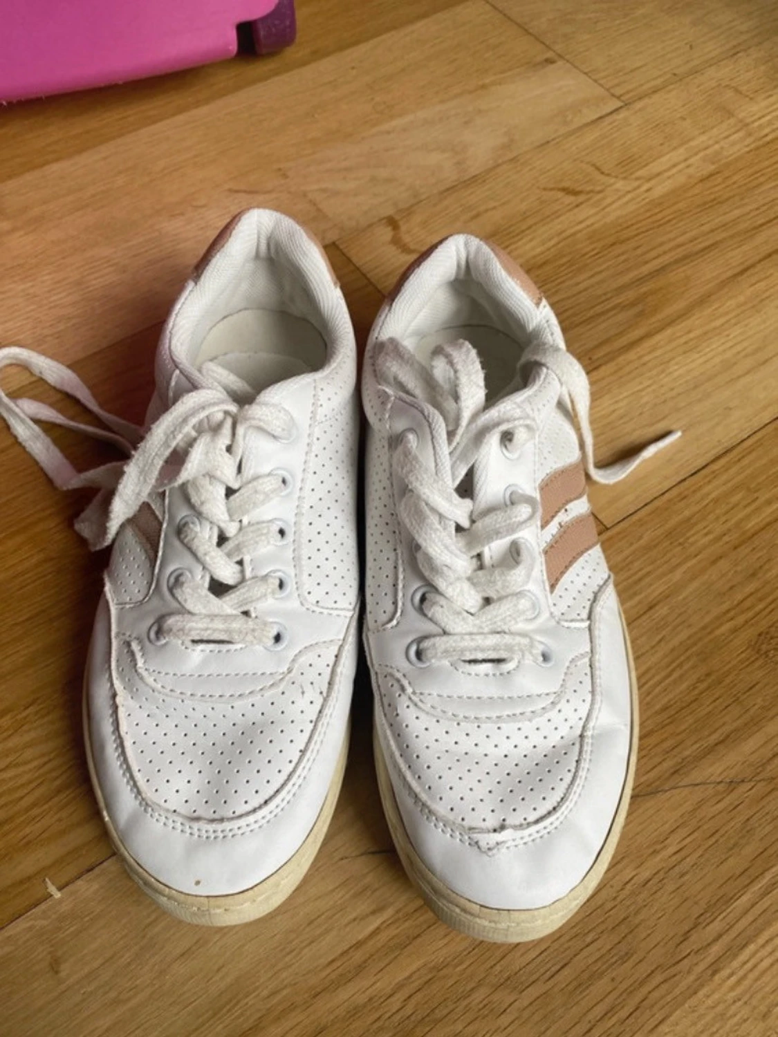 Vita sneakers med beige detaljer - 1