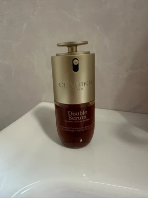 Clarins Double Serum Light Texture - Clarins Double Serum Light Texture är ett anti-aging serum med naturlig finish, anpassat för alla hudtyper inklusive känslig och blandad/fet hud. Flaskan är elegant med guld- och bronsfärgad design och har en praktisk pumpfunktion. ( Inköpt för cirka 1-2 veckor sedan för runt 1000kr, men säljer pga inte något för min hy) 