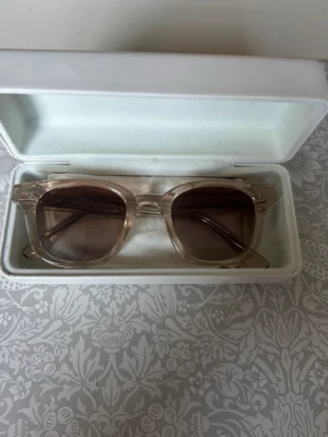 Chimi 04 core  - Säljer mina chimi solglasögon i modellen 04 core och färgen ecru. Solglasögon i hög kvalitet med reducering av bländning från solen, 100 % UVA- och UVB-skydd och även reptålig. Köpta förra sommaren och använda men inga synliga defekter eller tecken på användning.  Ord pris 1400kr. Pris kan diskuteras vid snabb affär.  Fodralet, boxen och duken får ni såklart med 