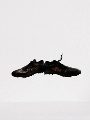 Umbro fotbollsskor – svart & guld (stl 38) - Snygga fotbollsskor från Umbro i svart med gulddetaljer. Perfekta soccer cleats för både träning och match. Lätta, bekväma och med bra grepp på planen. Prisvärda sportskor för fotbollssäsongen.  • Storlek 38 • Färg svart & guld • Stabil passform och bra grepp • Unisex modell • Skick: (lägg till själv)  Perfekta fotbollsskor för dig som vill ha stilrena och bekväma skor till fotboll och träning ⚽️
