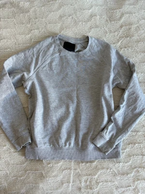 Dam grå basic sweatshirt - En grå sweatshirt med rund hals och långa ärmar från lager 157 i storlek S men passar mig som har XS så skulle säga liten i storleken. Den är i fint skick och säljer den för att jag inte tycker jag passar i färgen grå. 