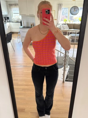 Sommartopp - Jättefin one shoulder topp i orange och rosa❣️