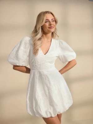 Vit kortklänning med puffärmar - Säljer en vit kortklänning med v-ringning och stora puffärmar från bubbleroom. Perfekt för student eller till sommaren. Helt oanvänd med prislappar kvar. Endast testad. SLUTSÅLD