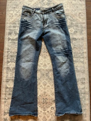 Low rise - Midjemått: 39 cm tvärs över Innerbenslängd: 79 cm