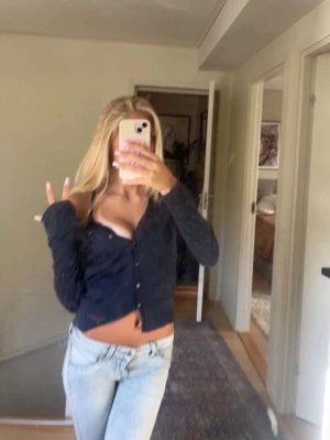 Ljusgråa  bootcut jeans från Hm - Säljer ett par ljusblå Hm jeans med bootcut passform och låg midja. Skriv gärna privat för fler bilder ❤️