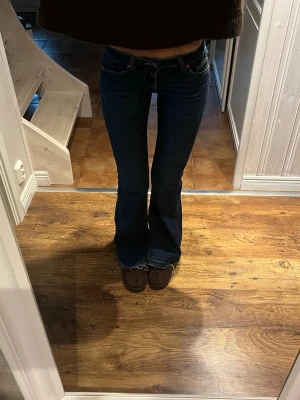 Lågmidjade jeans - Snygga låga jeans med långa ben, storlek 34 och bra skick♥️