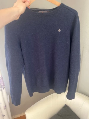 Morris Tröja Merinoull  - Fin mörkblå tröja i 100% merinoull. Från Morris stockholm och är från början i storlek XL men har krympt till storlek S i tvätten Skriv vid frågor!