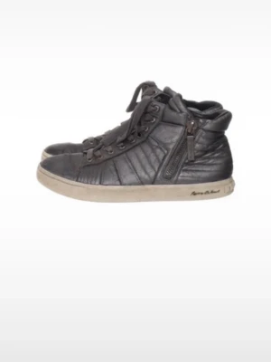 Pierre Balmain boots - Ett par tvärfeta Pierre Balmain skor i storlek 40. Passar även 41 och har själv haft på mig de och jag har vanligtvis 42🤩. Skorna är gjorda i läder med quiltade detaljer och har en vit sula med logga på sidan samt dragkedja på sidan. Bara att ställa frågor om man har några.🤩