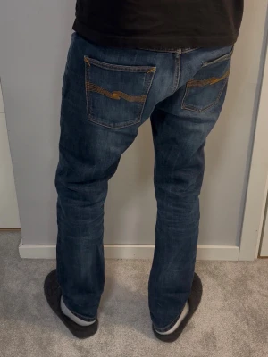 Nudie Dude Dan - Nudie Jeans | Modell: Dude Dan | Skick 9/10 mycket bra |  *Lite snyggt slitna på fickorna (bild 7) | Nypris ca 2500kr | Mitt pris 699kr | Size: 29/30 | Modellen är 182cm och väger 67kg | Midja: 43cm | Ytterbenslängd: 101cm | Benöppning: 18cm | Lår: 27cm | Kom gärna pm vid frågor eller funderingar |