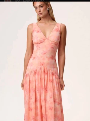 Adoore klänning - Jättefin klänning från adoore som endast är använd en gång! Storlek 42 men passa bra på mig som har M/L i storlek. Lite smutsig längst ned men utöver det inga skavanker🌸🌸