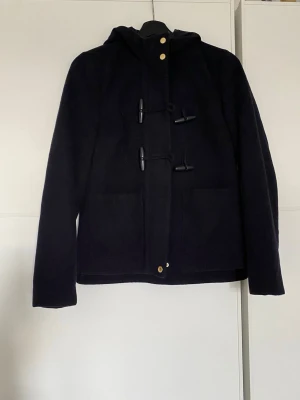 Duffelkappa - Superfin mörkblå duffelkappa från H&M i mycket fint skick