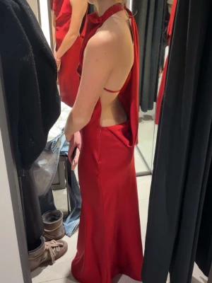 Bal klänning  - Vacker röd klänning från Zara! Aldrig använd! Helt ny! 