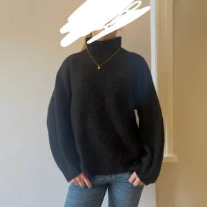 Svart stickad polotröja - Mysig svart stickad polotröja, bara att skriva vid frågor 💕lappen är borta men ca storlek M men passar även S 