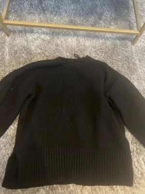 Svart stickad tröja med ribbade detaljer - En svart stickad tröja med rund hals och breda ribbade muddar vid ärmslut och nederkant. Tröjan har en enkel, klassisk design och är perfekt för lager-på-lager. Passar till det mesta och är riktigt skön att bära.Från Nelly men märket är pieces. Pris och mer bilder eller info kan diskuteras!!💌 