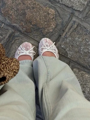 Vita spetsballerina - Super snygga vita spetsballerina skor från Nelly. Dom är helt oanvända, jag säljer dom då dom tyvärr inte passar mig. Nypris 349kr