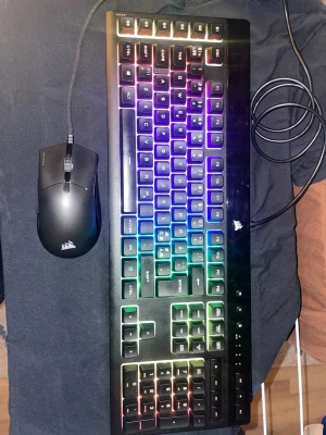 Corsair keyboard o mouse - Det är en hel ny CORSAIR SABRE RGB PRO Gaming mouse utan förpackning och en använd men ny CORSAIR K55 RGB PRO TX Gaming keyboard. Hur jag fick dem, Jag van dem i en turnering dem är riktigt bra och funkar bra jag testa dem och de funka faktiskt. Priset kan diskuteras