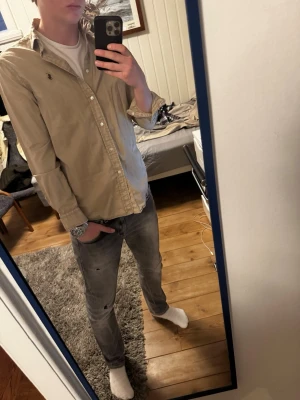 Ralph Lauren Skjorta - Snygg beige Ralph lauren skjorta  | Kanon skick | Modellen på bilden är 182 och väger 70 kg | P111
