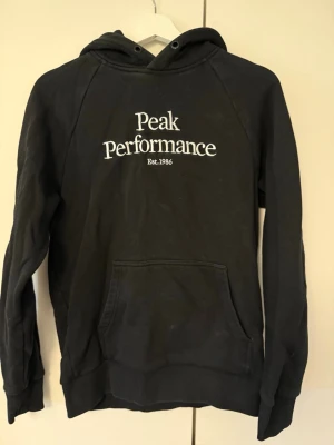 Svart hoodie Peak Performance - Svart hoodie från Peak Performance, strl S