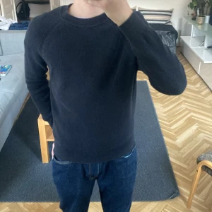 Svart tröja från Zara - Säljer en stilren svart tröja från Zara. Tröjan är långärmad och har en ribbad struktur som ger en snygg och enkel look. Perfekt för en avslappnad stil.