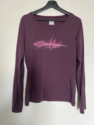 Lilac Oakley longsleeve - Cute vintage longsleeve from Oakley. It has a cool graphic at the front. One small bleach? stain but not very noticeable. Size M.