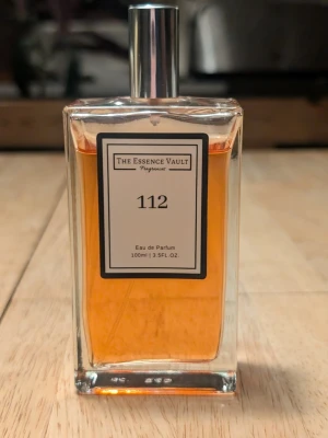 The essence vault  112 - 100ml. Inspirerad av Love don't be shy. Har haft essnce version av Love don't be shy (orange blossom) och tycker att denna är otroligt mycket bättre i hållbarhet och styrka. Rekommenderar! Kolla gärna min profil, jag har fler parfymer. 