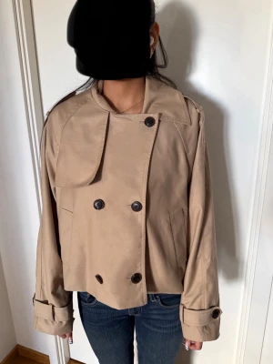 ICHI trenchcoat  - Väldigt fin trenchcoat från ICHI. Kostade 1500 kr ny. Knappt använd