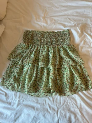 Volang kjol - Fin volangkjol från Vero Moda i storlek S🌸🌺🌼