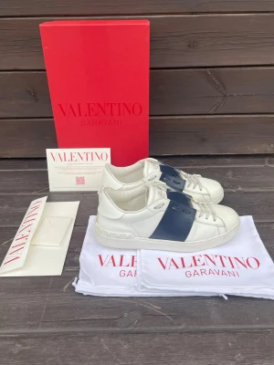 Valentino Open - Valentino Opens i storlek 40,5 passar 41,5, skick 9/10 mycket fina, OG all medföljer såsom Box, dustbags, kvitto, kuvert/ hör av er vid eventuella funderingar.