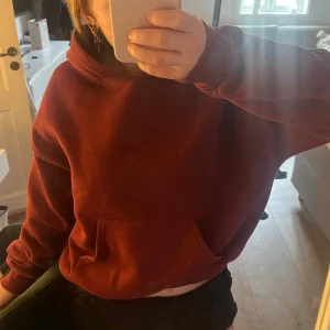 Vinröd hoodie - Säljer denna jättesnygga vinröda hoodie i stl xxs då jag inte använder den längre. Har lite småfläckar men inget jag tycker man lägger märke till. Skriv bara för fler frågor!💞