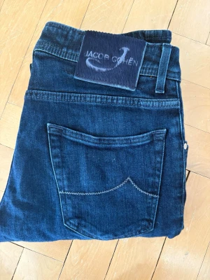 Jacob Cohën jeans W31 - Hej! Säljer ett par Jacob Cohën 622 i storlek W31. Mörkblå jeans i mycket bra skick.  Skick: 9/10  Nypris: ca 5200kr  Hör av dig vid frågor eller intresse!