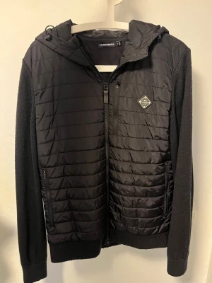 J.Lindeberg hybrid cardigan - Väldigt fint skick bortsett ifrån den lilla defekten som ni ser på sista bilden.