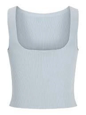 Ljusblå ribbad linnetopp - Snygg ljusblå ribbad linnetopp med breda axelband och fyrkantig urringning. Materialet är mjukt och stretchigt❣️