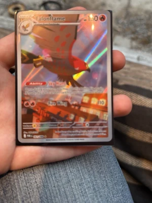 Pokémonkort Talonflame holo PSA 10 mint condition - Säljer ett Pokémonkort med Talonflame-motiv. Kortet är holografiskt med skimrande effekt. PSA 10 mint, kan gå ner i pris vid snabb köp