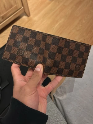 Läder plånbok - Säljer denna bruna läder plånboken stilig oct helt ny pris kan diskuteras vid affär